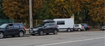 «Все заставлено»: у Луцьку пропонують зробити платним паркування біля обласної лікарні (відео)