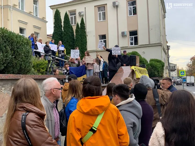 Під Луцькрадою активісти знову вийшли на акцію: що вимагають (фото, відео)