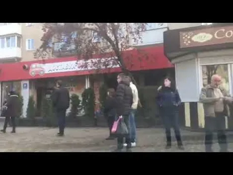 На проспекті Грушевського у Луцьку – величезна черга у магазин (відео)