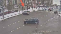 У Луцьку на Рівненській легковик влетів у бетонну опору (відео)