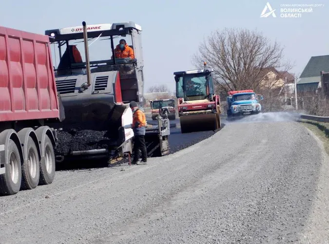 На об'їзній трасі неподалік Луцька кладуть новий асфальт (фото)