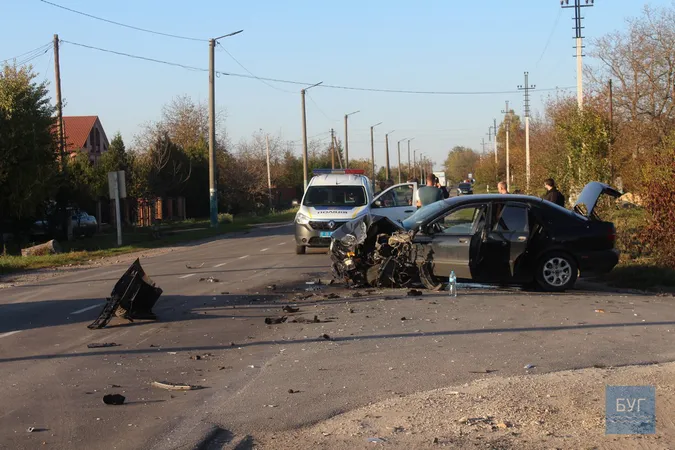 Розбитий ніс і потрощені авто: на Волині бус врізався у легковик (фото)