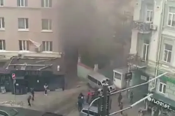 Біля офісу Медведчука стався вибух: поліція каже, що це фаєри