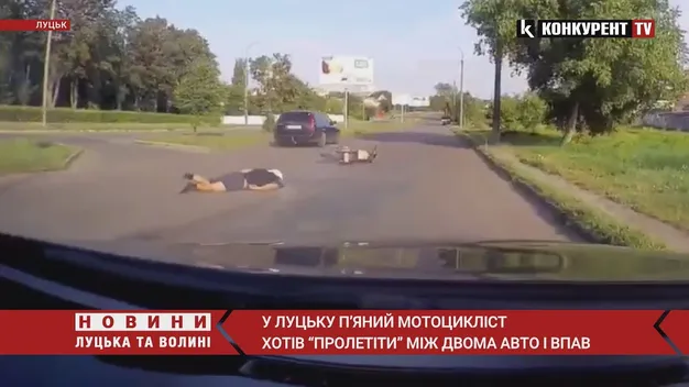Врятував шолом: у Луцьку п'яний мотоцикліст ледь не загинув у ДТП (відео)