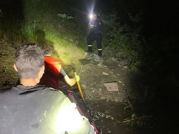 Заблукав у хащах на березі Стиру: у Луцьку опівночі рятували молодого чоловіка (фото)