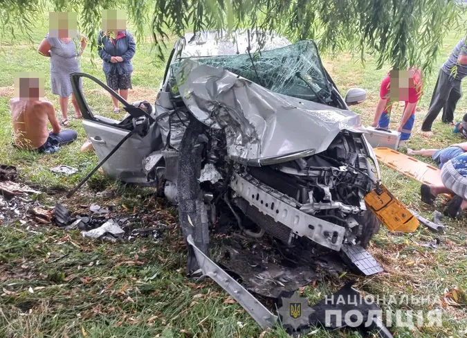 У легковику сиділо 12 людей: з'явилися деталі моторошної ДТП під Луцьком (фото, відео)