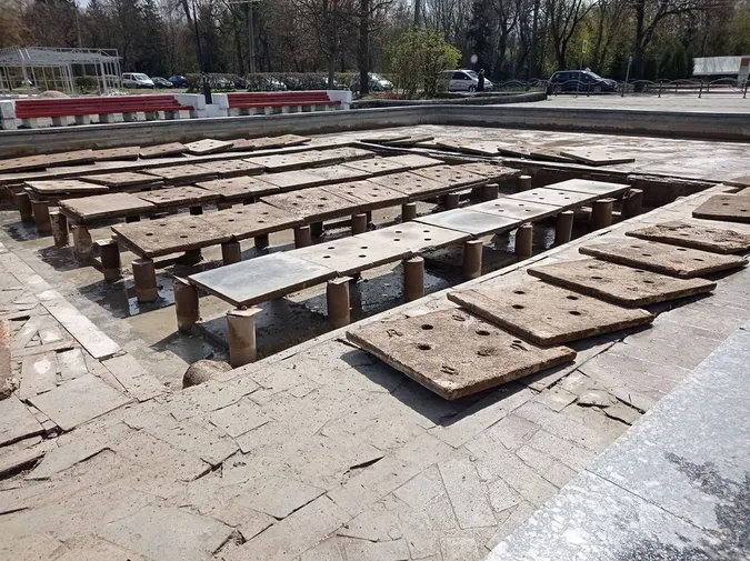 У центральному парку Луцька готують до запуску фонтан (фото)
