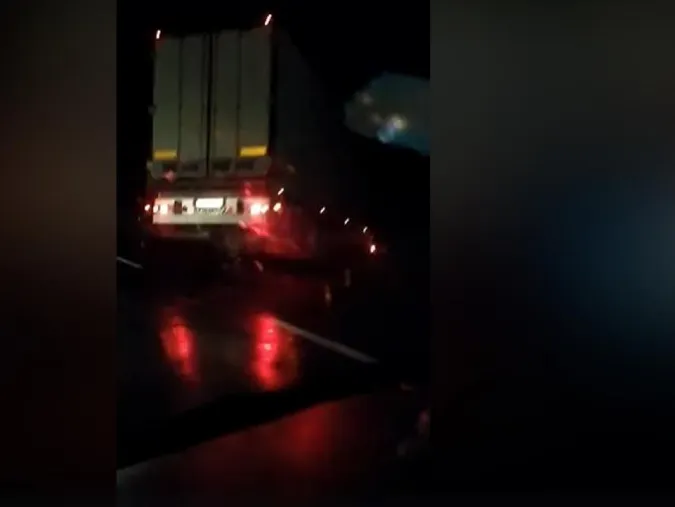 На Волині – аварія: фуру знесло з дороги (відео)