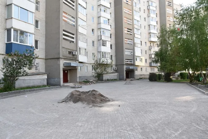 У Луцьку ремонтують двори за новою технологією (фото)