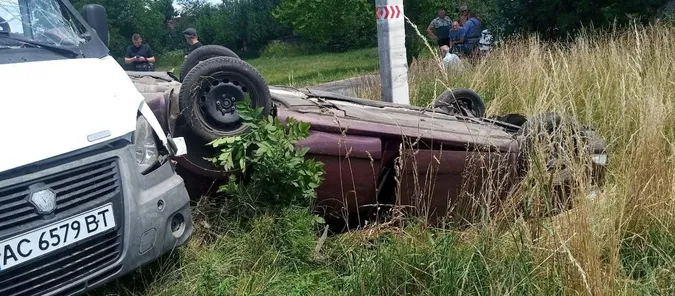 На Волині бус зніс легковик у кювет, авто перекинулося (фото)