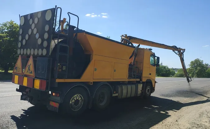 На Волині дорожники «запирскують» вибоїни на трасах (фото)