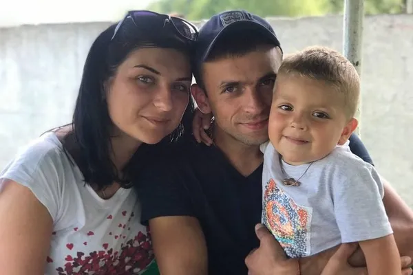 Тетяна та Олександр Савчуки зі старшим сином. Фото із сімейного архіву Савчуків