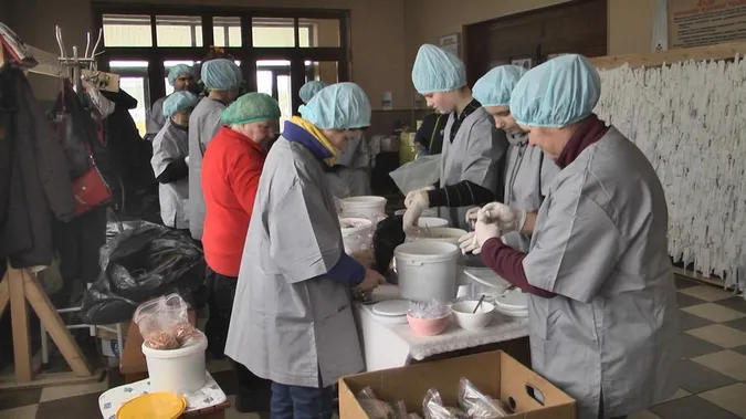 Волиняни готують сухий борщ для бійців на передову (фото, відео)