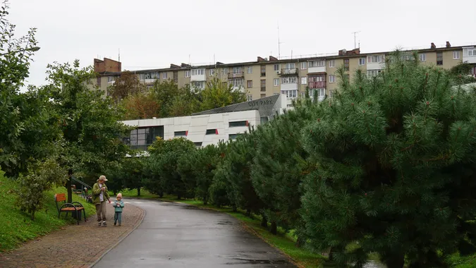 До Луцька раптово підібралась осінь: атмосферні світлини (фото)