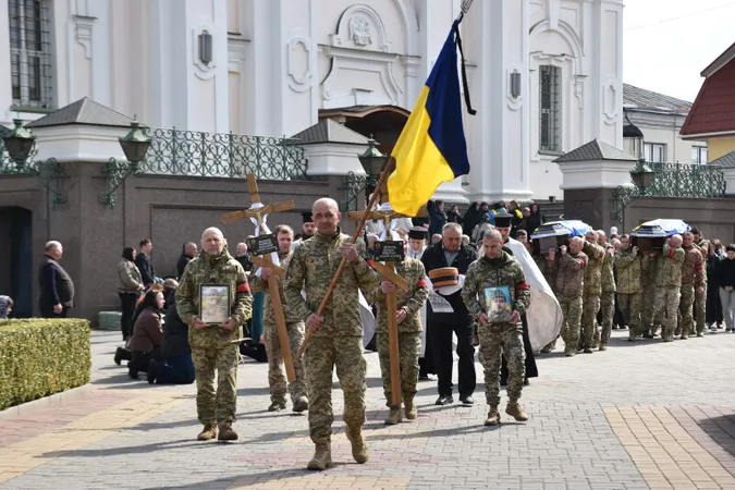 Навіки додому: Луцьк попрощався з двома мужніми воїнами – Анатолієм Андрусиком та Богданом Новосадом
