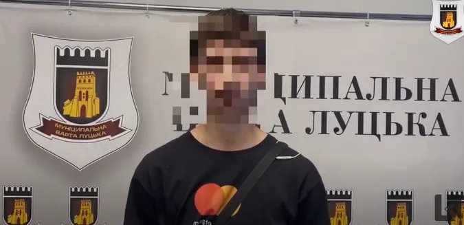 Хуліган, який крутив камери на зупинках у Луцьку, «здався» муніципалам (відео)