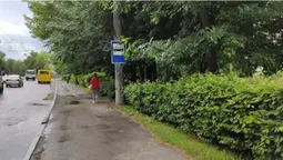 У Луцьку неподалік входу в центральний парк облаштували зупинку (фото)