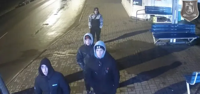 Тепер відомі на все місто: у Луцьку підлітки вкрали камеру на зупинці (відео)