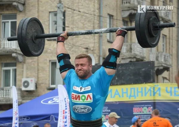 Прямісінько в центрі Луцька змагалися стронгмени