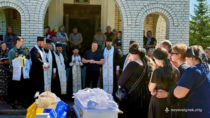 Зовсім юний: на Волині попрощалися із воїном Павлом Молодшим (фото)