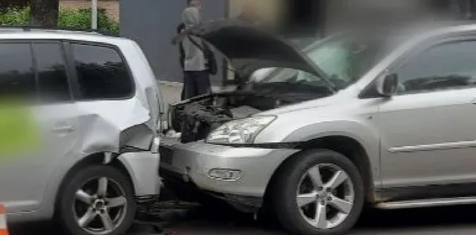 У Луцьку Lexus протаранив припарковане авто – водій був п'яний (фото, відео)