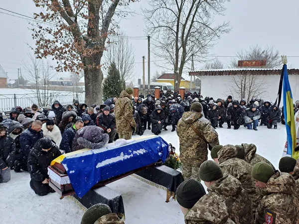 За свої кошти купував автівки для підрозділу: на Волині попрощалися з воїном Олександром Нагалюком
