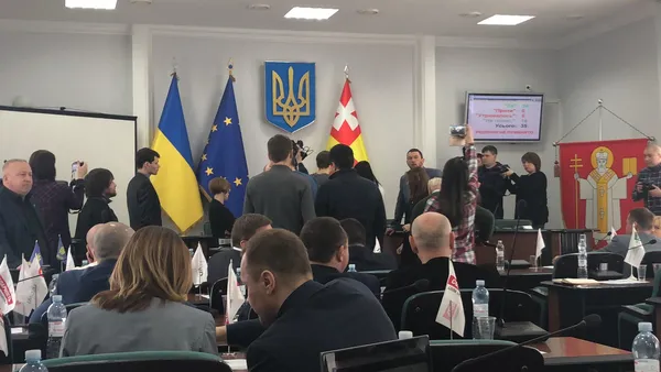 На сесії Луцькради – скандал: викликали поліцію (фото, відео, оновлено)