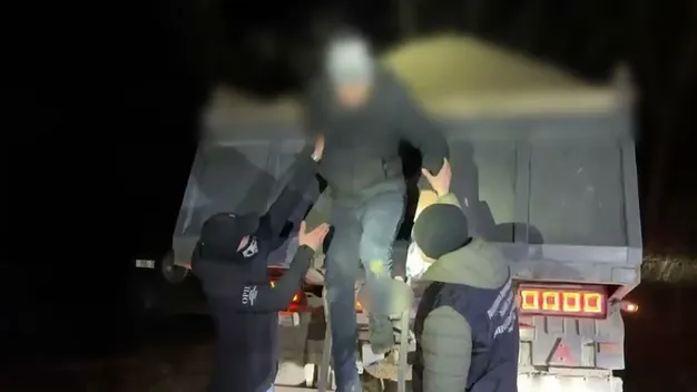 Волинянин та 12 його «друзів» їхали до Угорщини в КамАЗі під піском (фото, відео)