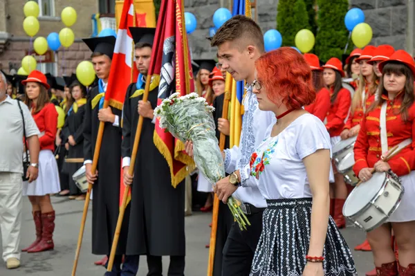 Після покладання квітів до пам'ятника Шевченкові усі поволі рушили по Волі