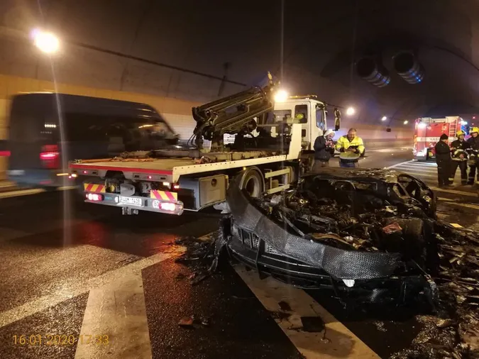 200 000 євро – на попіл: Lamborghini спалахнув під час руху (фото)