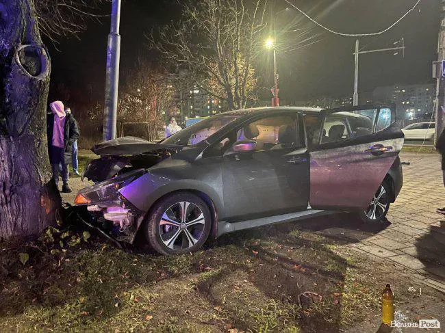 У Луцьку на Соборності авто врізалося у дерево (фото)