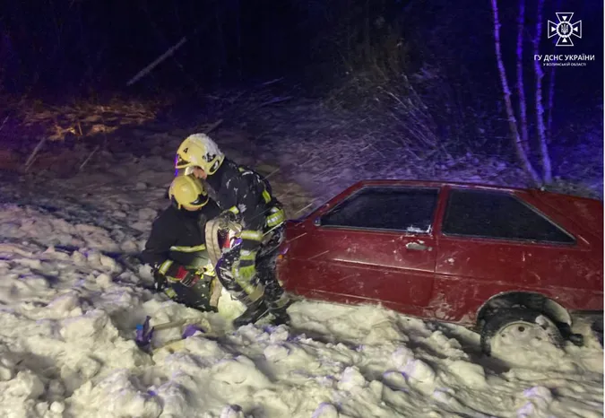 Вночі на «варшавці» автівка злетіла у кювет і перекинулась на дах (фото, відео)