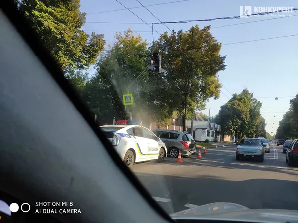У Луцьку на Львівській автомобіль в'їхав у світлофор