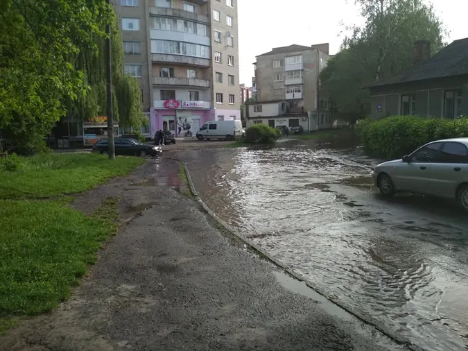 У Луцьку затопило вулицю (фото)