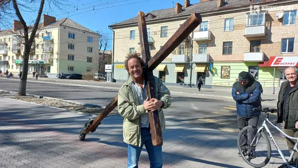Американець Кіт Віллер несе хрест через Луцьк: чому він це робить (фото)