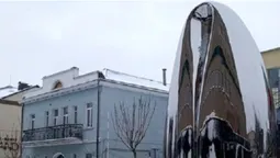 У центрі Луцька встановили двометрову скульптуру з нержавійки (фото)