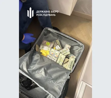 Елітні авто, коштовності, земля: депутат обласної ради незаконно збагатився на мільйони доларів (фото, відео)