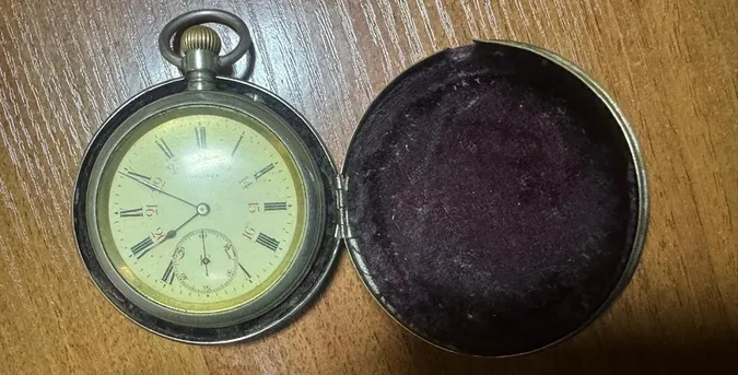 У «Ягодині» в киянки забрали антикварний годинник (фото)