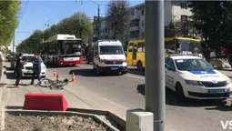 Через сигнал тролейбуса: в Луцьку велосипедист «влетів» у припарковане авто (фото)