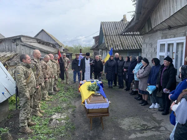 Загинув майже рік тому: на Волині попрощалися з воїном Леонідом Ткачем (фото)