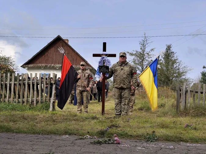 Загинув майже рік тому: на Волині попрощалися з воїном Леонідом Ткачем (фото)