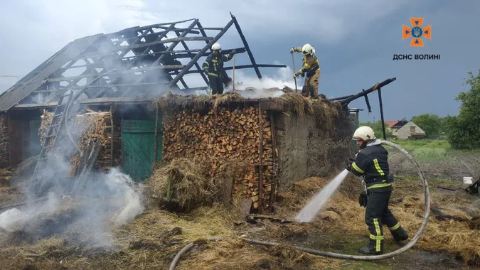 На Волині від удару блискавки загорілася будівля (фото)