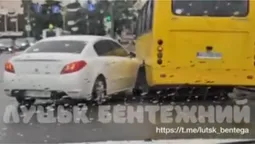 У центрі Луцька легковик врізався у маршрутку (відео)