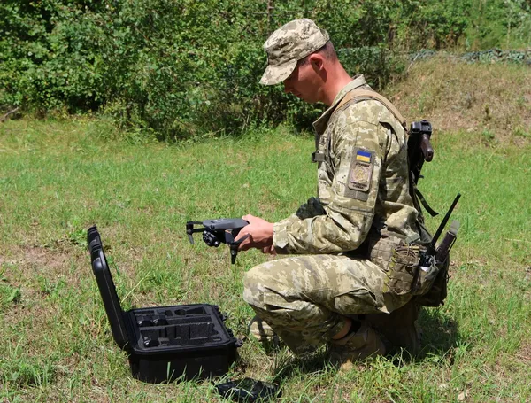 «Яструб» над кордоном: як боєць з Волині вчить побратимів керувати дронами (фото)