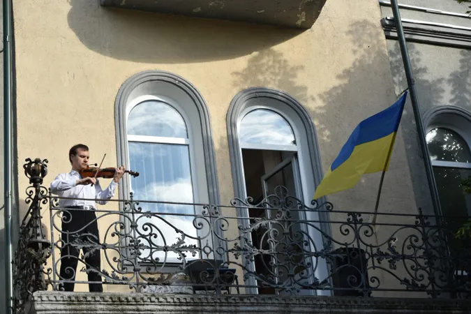 Живі скульптури та оркестр між вогнями: Луцьк провів весну музично й театрально