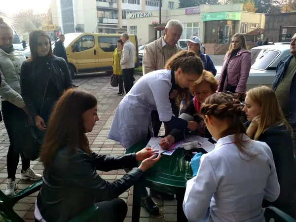 У центрі Луцька безкоштовно оглядають груди (фото)