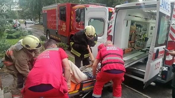 Лізли через вікно: у Нововолинську рятували чоловіка із зачиненої квартири (фото)