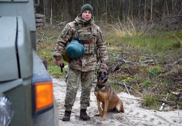 На Волині служить кінолог із собакою, який не любить мокрий сніг (фото)