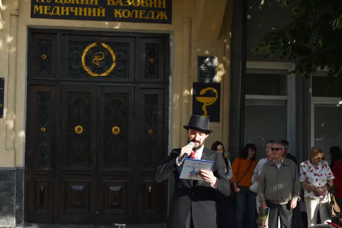 Живі скульптури та оркестр між вогнями: Луцьк провів весну музично й театрально