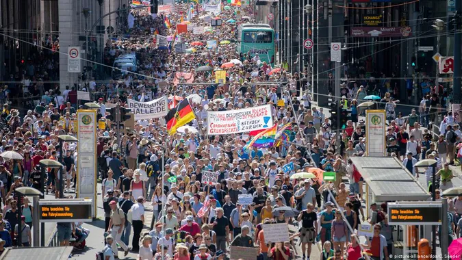 Протести проти карантину в Берліні: вийшли близько 20 тисяч людей